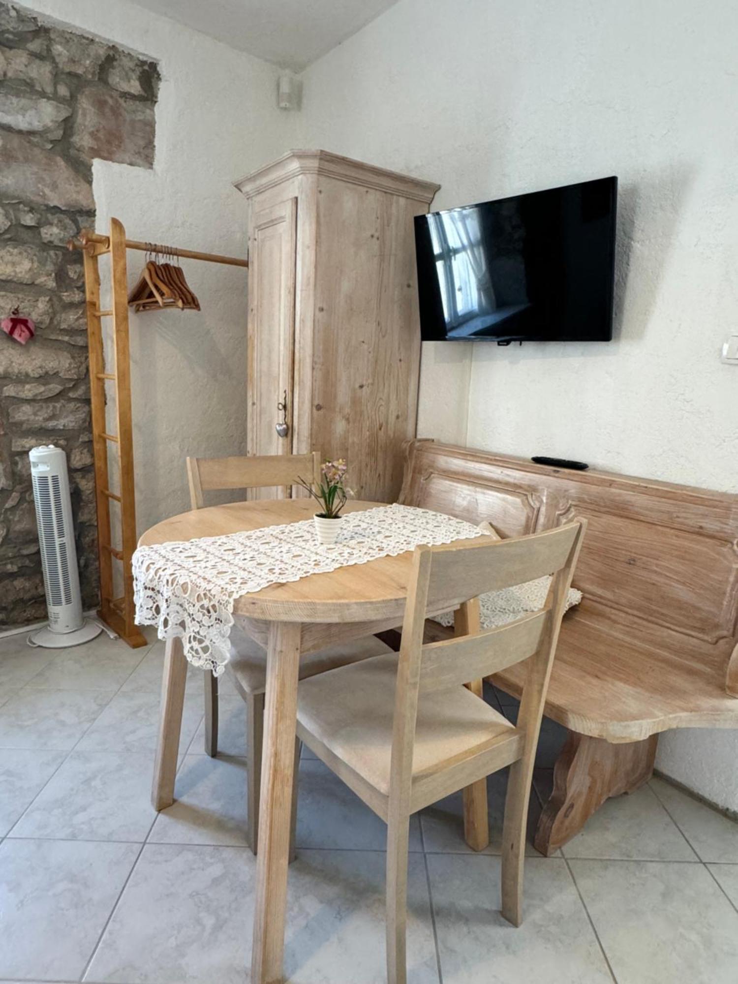 Mediterranes Ferienhaus M. Terrasse Veli Lošinj Exterior foto