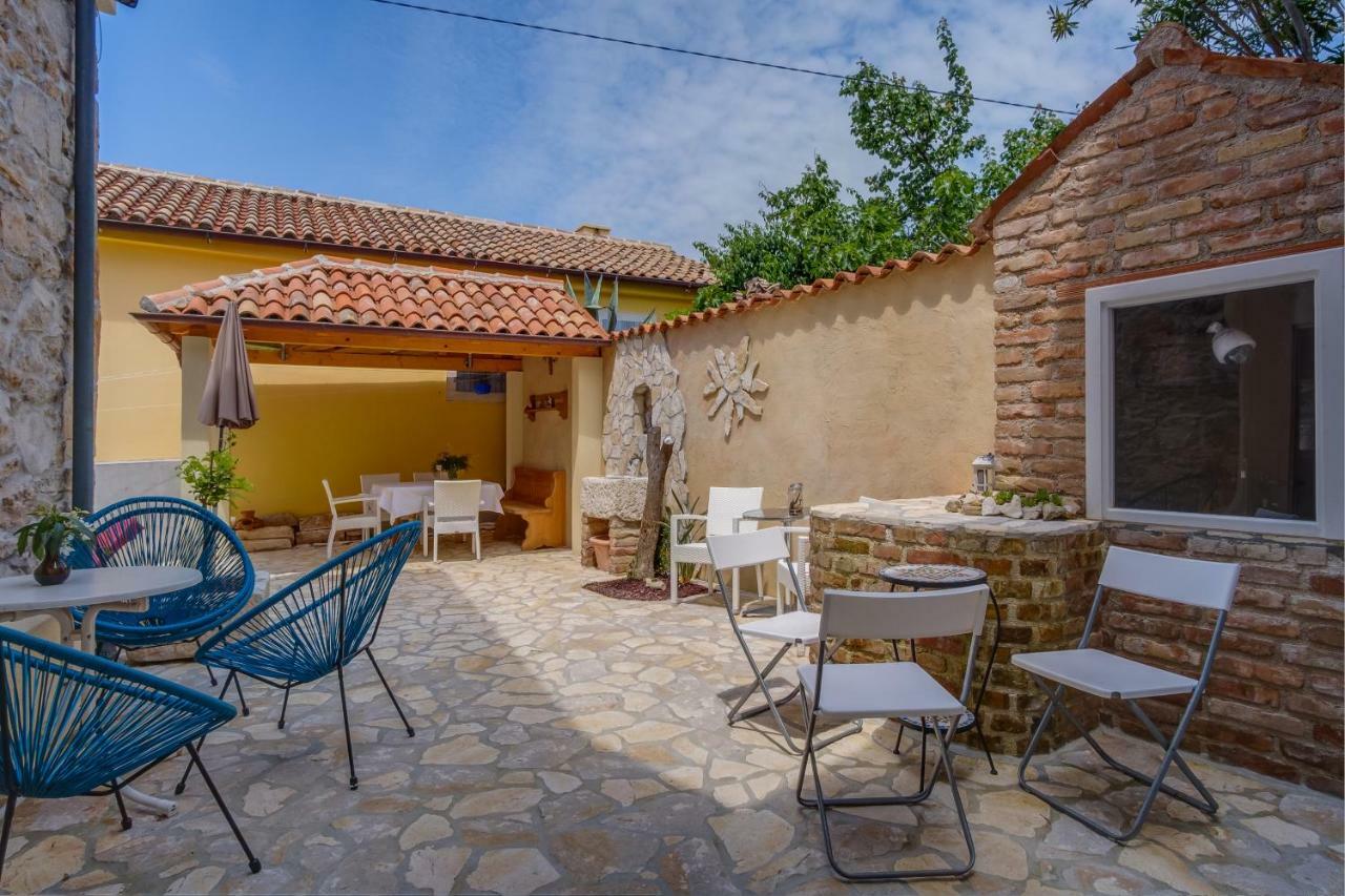 Mediterranes Ferienhaus M. Terrasse Veli Lošinj Exterior foto