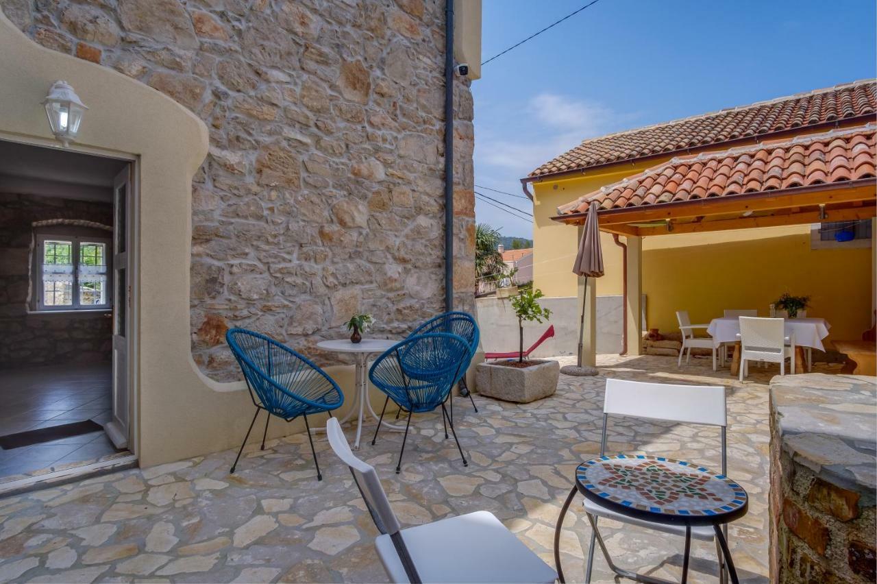 Mediterranes Ferienhaus M. Terrasse Veli Lošinj Exterior foto
